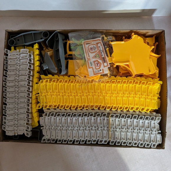 City construction playset 266 piece engineering track 6 vehicles accessories 3+ - Picture 5 of 7